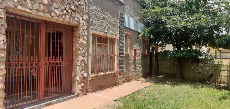Marvelous Investment property consisting of 5 Bedrooms in Lenasia.