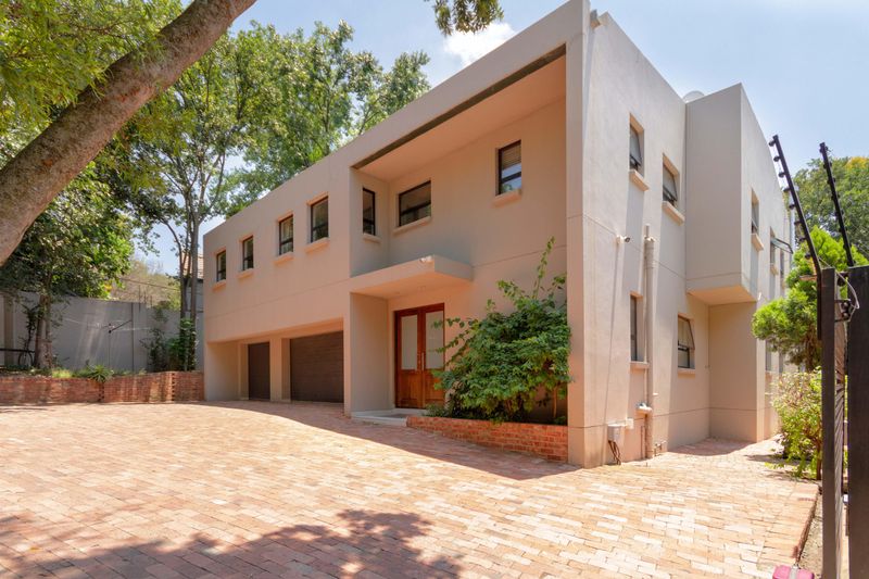 4 Bedroom House For Sale in Bryanston