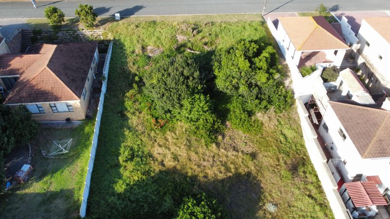 Spacious vacant lot in the tranquil Hersham neighborhood