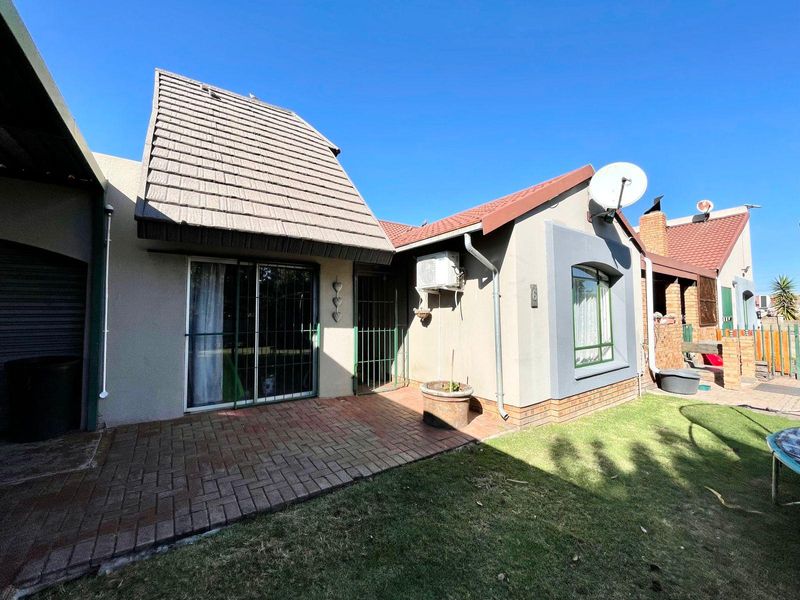 Three bedroom home plus a spacious one bedroom flat for sale in Secunda