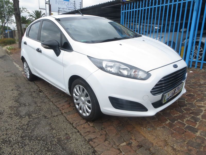 2016 Ford Fiesta 1.0 EcoBoost Ambiente, White with 102000km available now!
