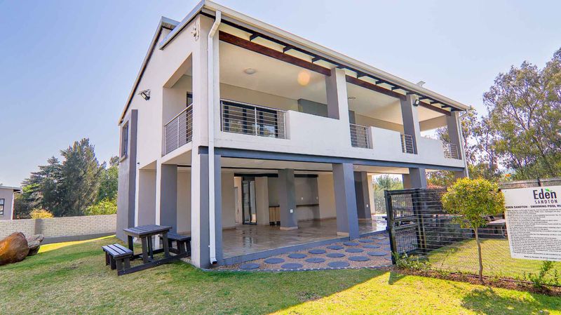 ON AUCTION - LIVE, WORK AND PLAY IN THE CITY!  EXECUTIVE TOP FLOOR 2 BED APARTMENT IN SS EDEN, ED...