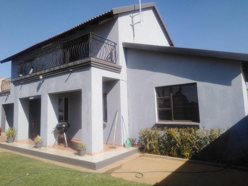 A stunning 3 bedroom house for sale in rabie ridge