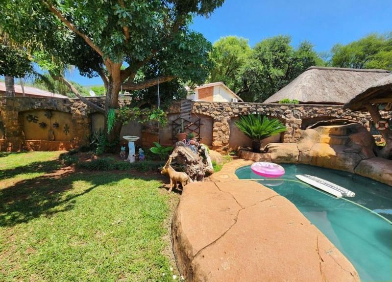 House with pool and flatlet for sale