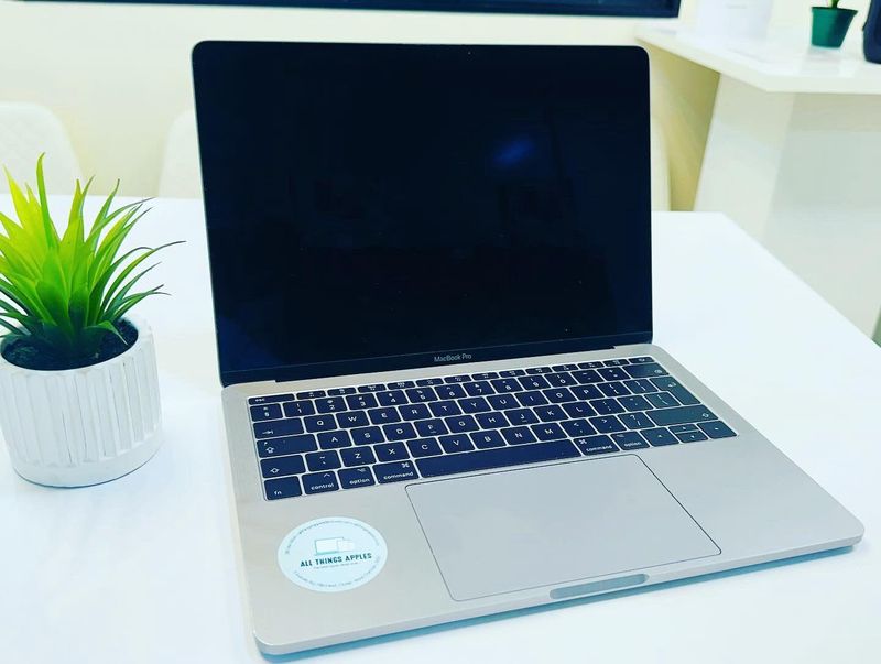 MacBook Pro 13 inch 2017 Core i5 8GB Ram 128GB SSD