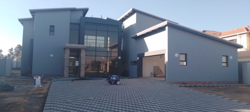 Brand new, modern, luxurious, stylish family home (NO TRANSFER COSTS)