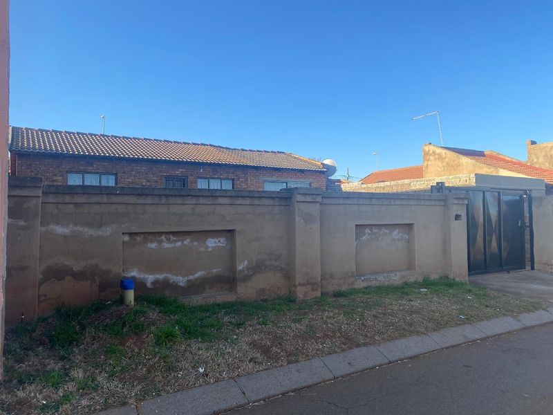 Room to rent for a bachelor in Vosloorus ext 14