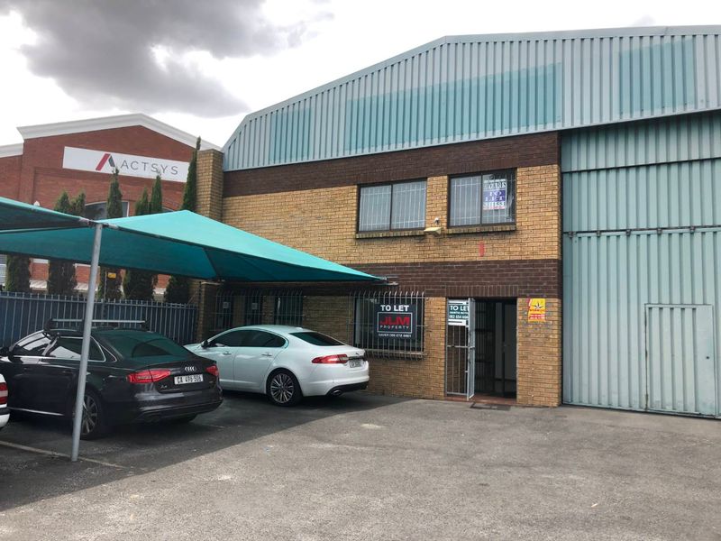 Refurbished warehouse to let in Montague Gardens