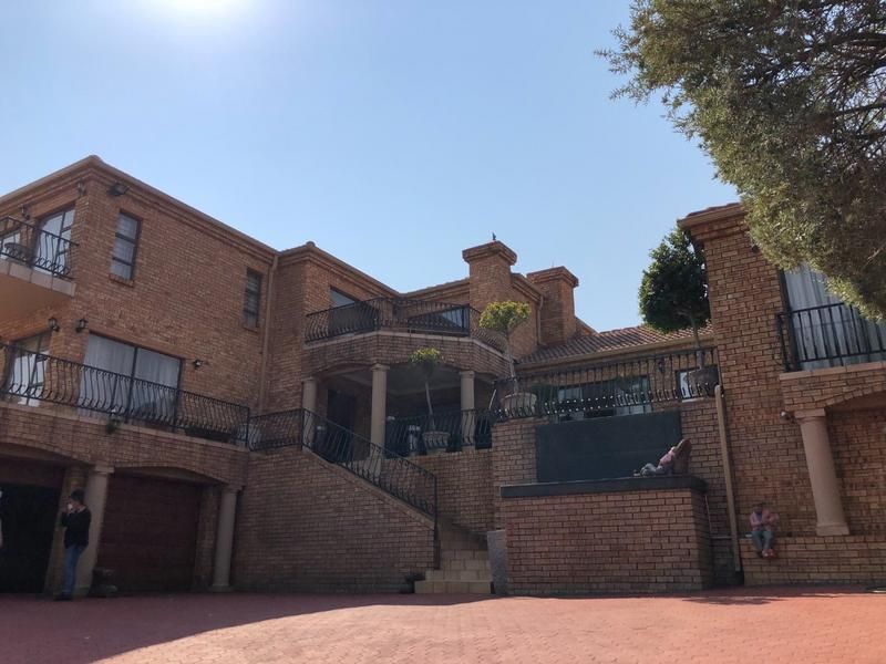 3 Bedroom House with a Pool for Sale in Ruimsig Country Estate.