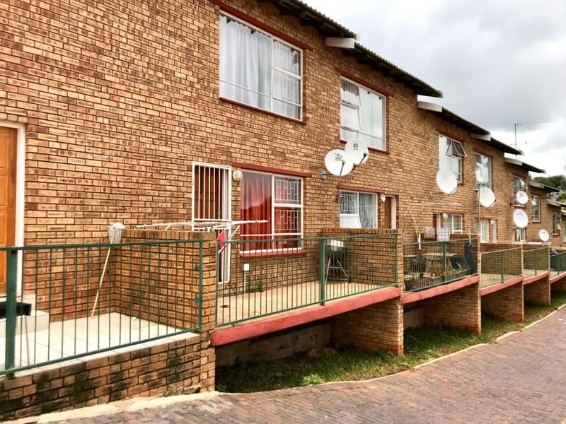 Lovely 2 Bedroom Duplex Townhouse For Sale in Rant en Dal, Krugersdorp close to all amenities and...