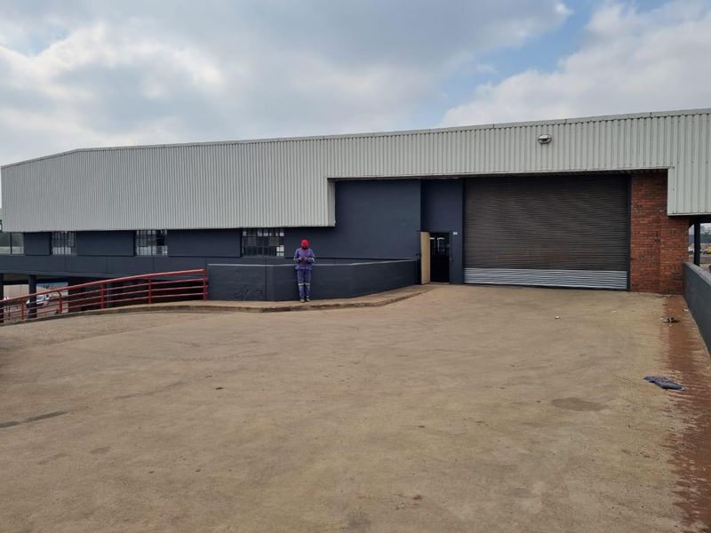 Large industrial facility for rent in Industria West
