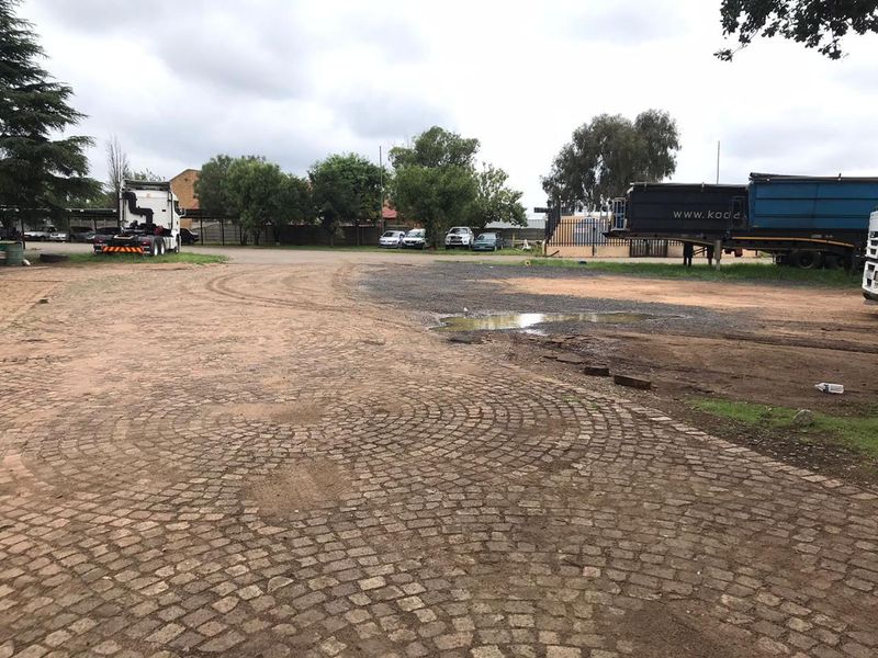 2,000sqm yard with offices and bays to let in Vulcania, Brakpan