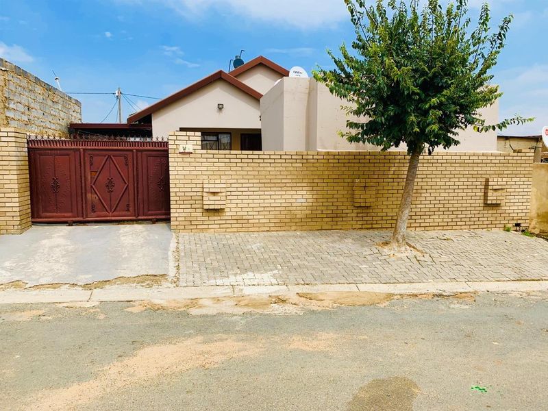 A stunning 5 bedroom house for sale in ebony park