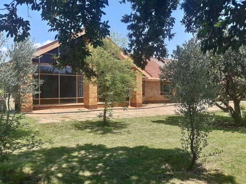 2HA SMALL HOLDING WITH HUGE FAMILY HOME FOR SALE IN SWACINA PARK