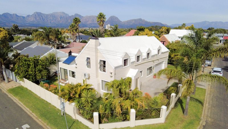 6 Bedroom House for Sale in Paarl North