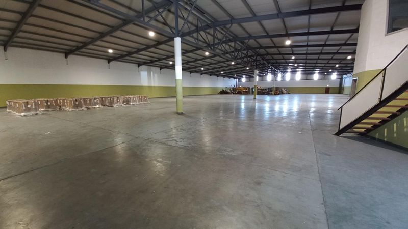 2 700m2 Warehouse to rent in Beaconvale - Parow
