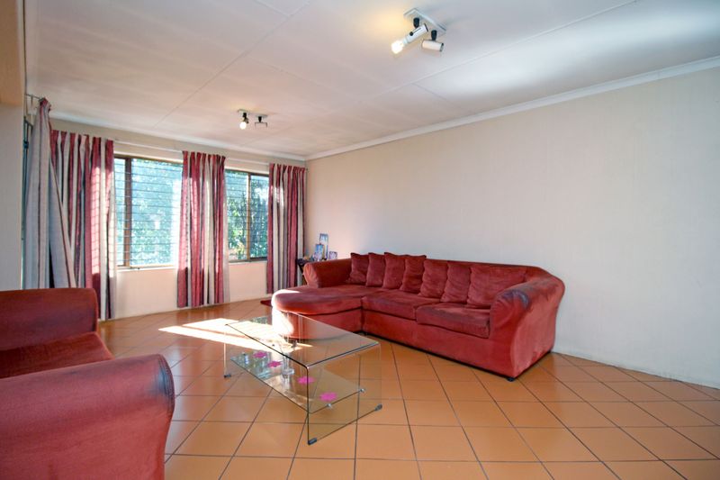 2 Bedroom Apartment For Sale in Sunninghill