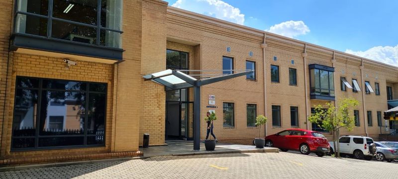 170 m2 OFFICE SPACE AVAILABLE IN THE COMMERCIAL/RETAIL HUB OF ILLOVO!