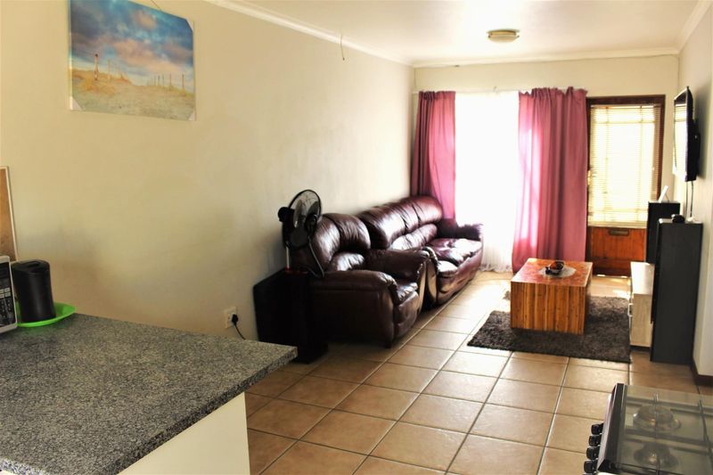 Spacious 2-bedroom house in the 24-hour security Stellendale Estate, in Kuils River.