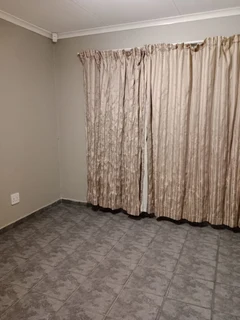 Secure 2-bedroom And 2-bathroom  upstairs Townhouse In Weltevreden Park