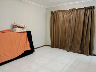 Secure 2-bedroom And 2-bathroom  upstairs Townhouse In Weltevreden Park