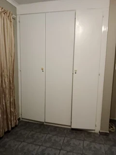 Secure 2-bedroom And 2-bathroom  upstairs Townhouse In Weltevreden Park