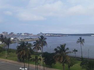 Neat Bachelor Flat with Harbour Views in Durban CBD