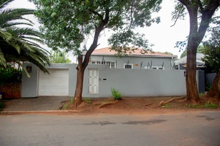 Sharing 3-Bedroom And 3-Bathroom House In Westdene