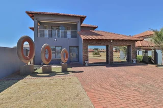 Luxury Living Awaits in Rayton Estate&#39;s Family Haven - Fully Furnished