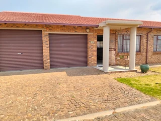 .Sharonpark, Springs . A Beautiful home in an upmarket complex.R975 000.00neg
