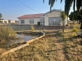 5 ha Plot with 5 Bedroom house!  Bring your TLC to this beautiful and open plot and make it your ...