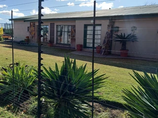 LARGE  PROPERTY.  VACANT LAND NEXT TO IT FOR ANIMALS.  TWO STRONG BOREHOLES. BEAUTIFUL GARDEN.