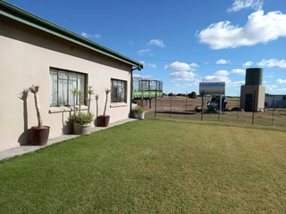 LARGE  PROPERTY.  VACANT LAND NEXT TO IT FOR ANIMALS.  TWO STRONG BOREHOLES. BEAUTIFUL GARDEN.