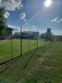 LARGE  PROPERTY.  VACANT LAND NEXT TO IT FOR ANIMALS.  TWO STRONG BOREHOLES. BEAUTIFUL GARDEN.