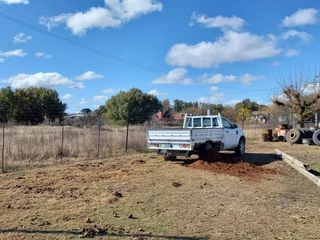 LARGE  PROPERTY.  VACANT LAND NEXT TO IT FOR ANIMALS.  TWO STRONG BOREHOLES. BEAUTIFUL GARDEN.