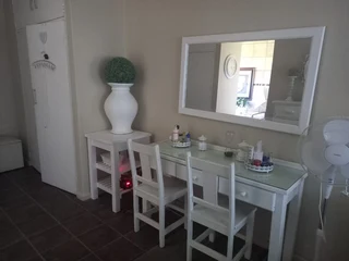 LARGE  PROPERTY.  VACANT LAND NEXT TO IT FOR ANIMALS.  TWO STRONG BOREHOLES. BEAUTIFUL GARDEN.