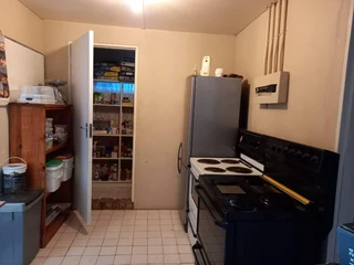 LARGE  PROPERTY.  VACANT LAND NEXT TO IT FOR ANIMALS.  TWO STRONG BOREHOLES. BEAUTIFUL GARDEN.