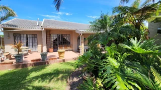 3 Bedroom Oasis with Jacuzzi in Aston Bay