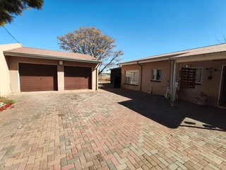 A beautiful four-bedroom home is available for rent in the neighborhood of Rothdene in Meyerton.