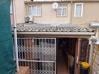 Modern &amp; Secure Duplex in Desirable Stanmore Location