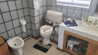 LARGE 4 ROOM APARTMENT. ABSOLUTE VALUE FOR MONEY. VERY NEAT WELL MAINTAINED .DONT MISS.