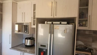 LARGE 4 ROOM APARTMENT. ABSOLUTE VALUE FOR MONEY. VERY NEAT WELL MAINTAINED .DONT MISS.