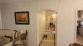 LARGE 4 ROOM APARTMENT. ABSOLUTE VALUE FOR MONEY. VERY NEAT WELL MAINTAINED .DONT MISS.