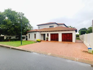 Beautiful &amp; comfortable 4 bedroom 2,5 bathroom family residence with maid&#39;s room
