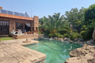House with pool , entertainment area and possible flat at great price!
