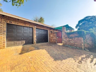 Appealing 3-Bedroom Townhouse in Secure Complex!