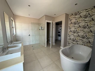 MODERN TOWNHOUSE WITH AMAZING SEA VIEWS