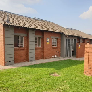 Charming 2 Bedroom, 2 Bathroom cosy home in Sought-After Monavoni