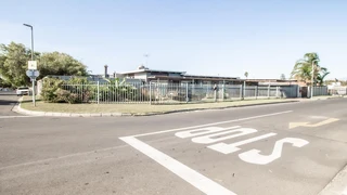 SPACIOUS 4 BEDROOM HOME WITH GRANNY FLAT IN WINDSOR PARK!!
