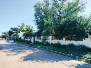 House In Excellent Condition. Beautiful Garden. Borehole. No Repairs Needed.